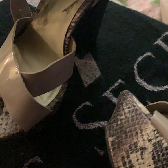 JS BY JESSICA SIMPSON SIZE 8.5 PLATFORM HERL HIGH WITH PATENT STAPS SNAKE EMBOSS - Picture 15 of 16